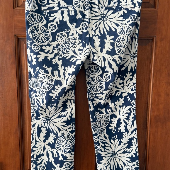 Lily Pulitzer Navy and White tropical print cropped Pants
Size 8 - Picture 2 of 4